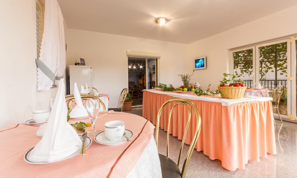 Apartments And Rooms Michaela Fazana Room photo