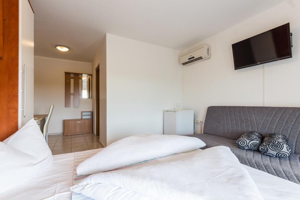 Apartments And Rooms Michaela Fazana Room photo